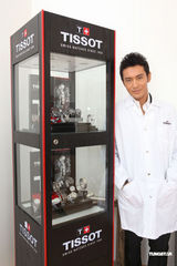 组图：黄晓明瑞士示范制表工艺 巴黎与baby密会