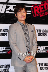 组图：李秉宪出席电影《赤焰战场2》韩国首映