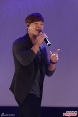 组图：金钟国穿中国传统服装 贴身抱女粉丝