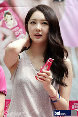 组图：韩歌手姜敏京靓装出席某饮品促销活动