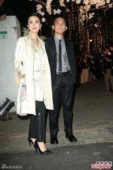 组图：梁朝伟刘嘉玲挽手出席张震婚礼秀恩爱