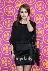 幻灯图：金正恩等出席开业仪式 众女星光彩夺目