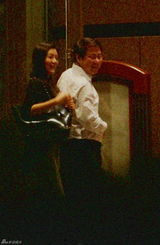 组图：博纳老板于冬夜会神秘女 对方酷似范冰冰