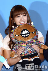 组图：韩团A pink任宣传大使黑白配甜美亮相