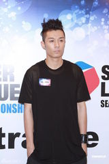 组图：周柏豪连诗雅现身回应亲密照事件