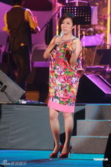 组图：黄韵玲香港开唱大方露背 赞杨千嬅够义气