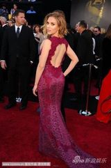 组图：斯嘉丽-约翰逊红毯秀 镂空蕾丝长裙典雅大方 