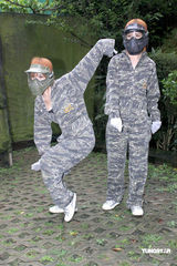 幻灯组图：By2挑战18招任务 带领歌迷玩射击游戏