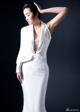 组图：黄曼复古妆容拍写真 优雅从容显舞后气场