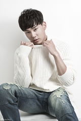 高清图：韩星安圣浩花美男大片干净明朗