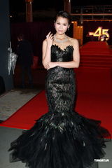 组图：胡杏儿亮相TVB台庆红毯演绎高贵黑天鹅