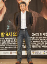 高清图：崔始源宣传新剧《波塞冬》 牵手女星李诗英