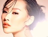 组图：李昕岳如出水芙蓉 淡定眼神突显女王气场