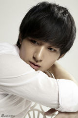 组图：成毅纯白写真青涩帅气