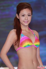 组图：港姐决赛前泳装亮相 上届冠军模拟戴后冠