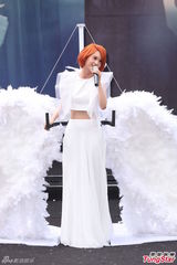 组图：杨丞琳签唱会砸百万 化身天使登场