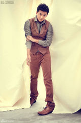 组图：李佳航复古写真化身低调贵公子