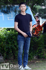 组图：韩星宋仲基入伍短发帅气 将服现役21个月