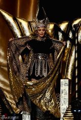 组图：麦当娜埃及艳后造型登场超级碗歌舞秀