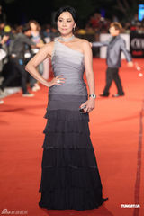 组图：刘嘉玲渐变色长裙端庄亮相台湾金马奖 