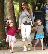 组图:杰西卡-帕克带双胞胎出游 小萝莉吐舌卖萌