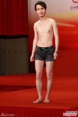 高清图：2012亚洲先生首次面试 泳裤示人奇招尽出