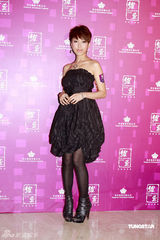 幻灯图：阿娇性感出席酒会 古巨基称被催婚压力大