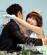 幻灯图：原SES成员Shoo与篮球选手林孝成举行婚礼