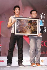 组图：宥胜签售全新写真 粉丝送其背部全裸星象图