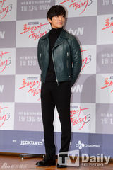 组图：金素妍宣传《需要浪漫》抹胸红裙性感