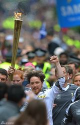 组图：詹姆斯-麦卡沃伊格拉斯哥传递奥运火炬