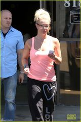 组图：布兰妮宽松运动装似教师 尴尬露内衣吊带