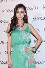 组图：AngelaBaby绿裙妖艳 薛凯琪备战红馆个唱