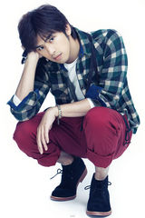 组图：陈柏霖为杂志拍摄情人节特刊 展现初春的活力