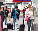 组图：郭晶晶挺大肚携夫游泰国 曝预产期9月底