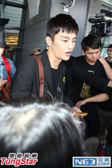 组图：韩星徐仁国首次赴台 帅气现身