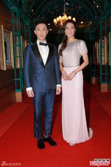 组图：港姐决赛钟嘉欣素雅长裙携手林峰亮相