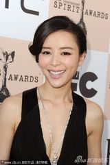 组图：张静初黑色深V展东方魅力 胸光隐现秀钻饰