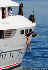 组图：卡戴珊携家人包游艇跳水度假 甘当摄影师