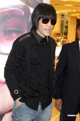 高清组图：萧敬腾献唱珠宝秀 黑超耍酷难掩紧张