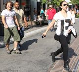 组图：杰克逊长子与公主女友吃冰激凌秀甜蜜