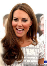 组图：哈利王子逗嫂子凯特王妃莞尔一笑