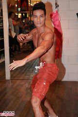 组图：亚洲先生闹市裸身宣传 热门选手大秀腹肌