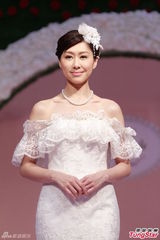 组图：胡定欣披婚纱走秀 曝男友仍未求婚