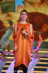 幻灯图：成龙容祖儿献唱世博倒计时100天