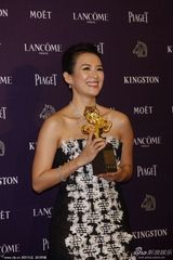 组图：章子怡凭《宗师》获影后拥抱王家卫