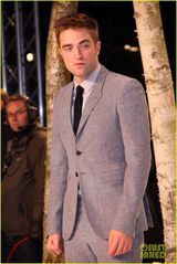 组图：《暮4》柏林首映 斯图尔特金色长裙美腿隐现