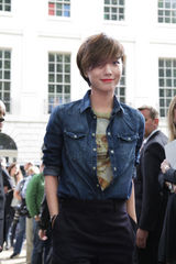 组图：王珞丹秀场被误认超模 造型时尚红唇抢眼