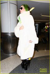 组图：GaGa海草绿发耀眼 白袍加身最炫冬日风