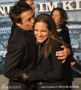 幻灯图：《福尔摩斯》柏林首映 唐尼夫妇秀恩爱